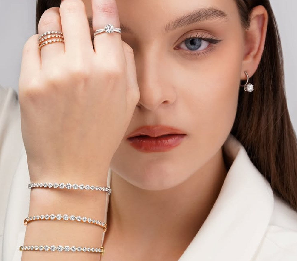 From Day to Night: Tren Styling Gelang Berlian Mewah Sebagai Statement Jewellery