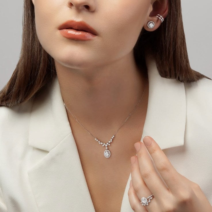 Kalung Berlian Simple dan Elegan yang Nggak Pernah Salah Buat Gaya Monokrom