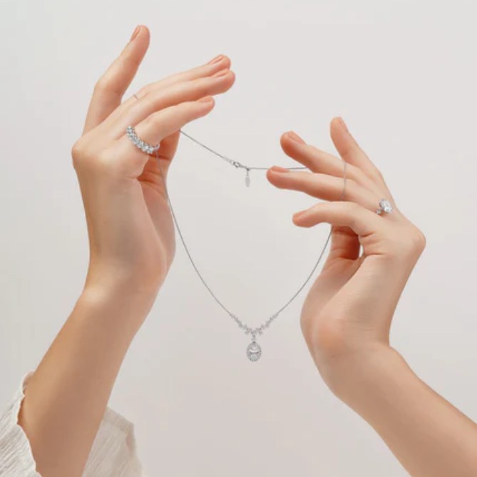 Kalung Berlian Lab untuk Natal 2025 Bersama Keluarga