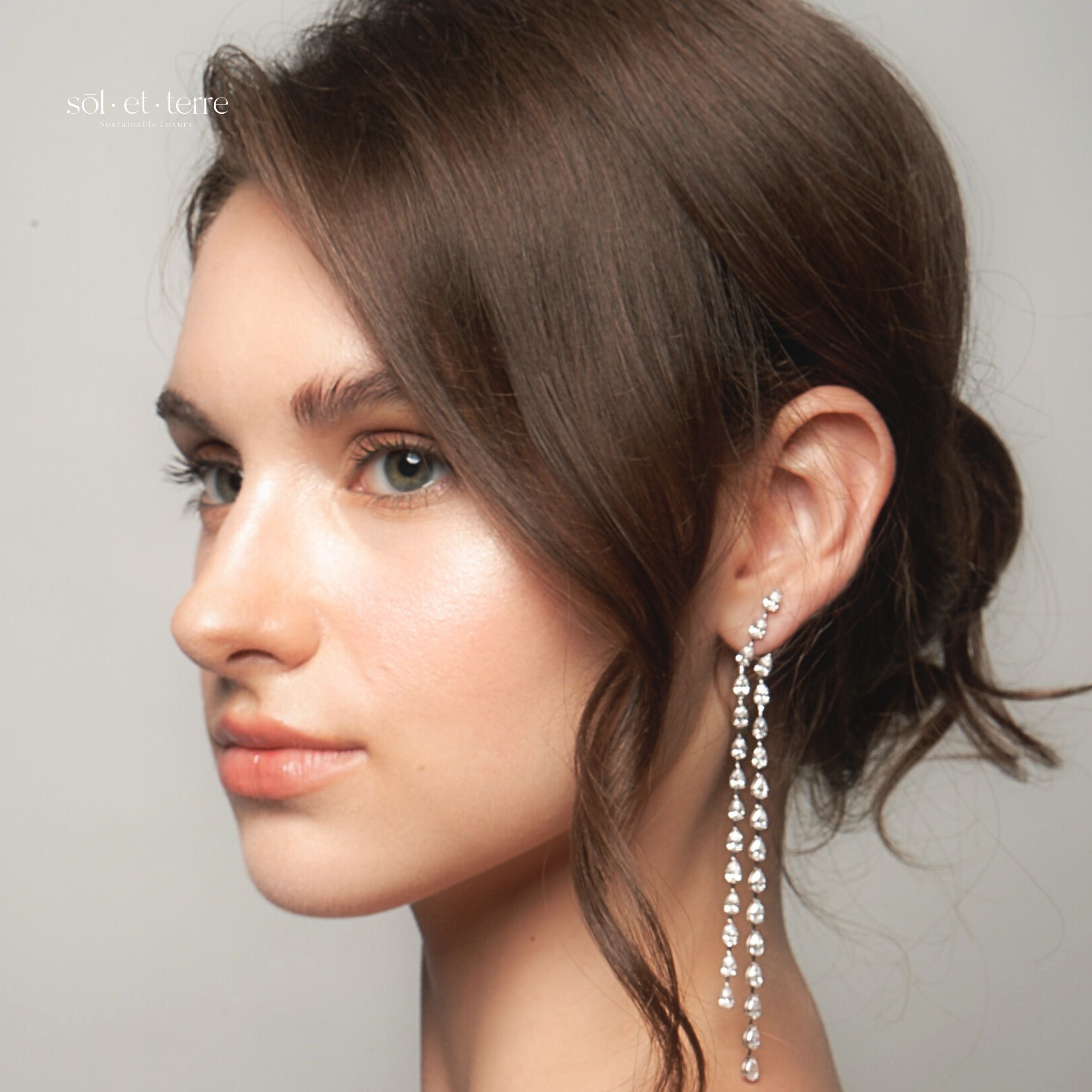 Fine jewelleries collection : Dangling Diamond Earrings by Sol Et Terre