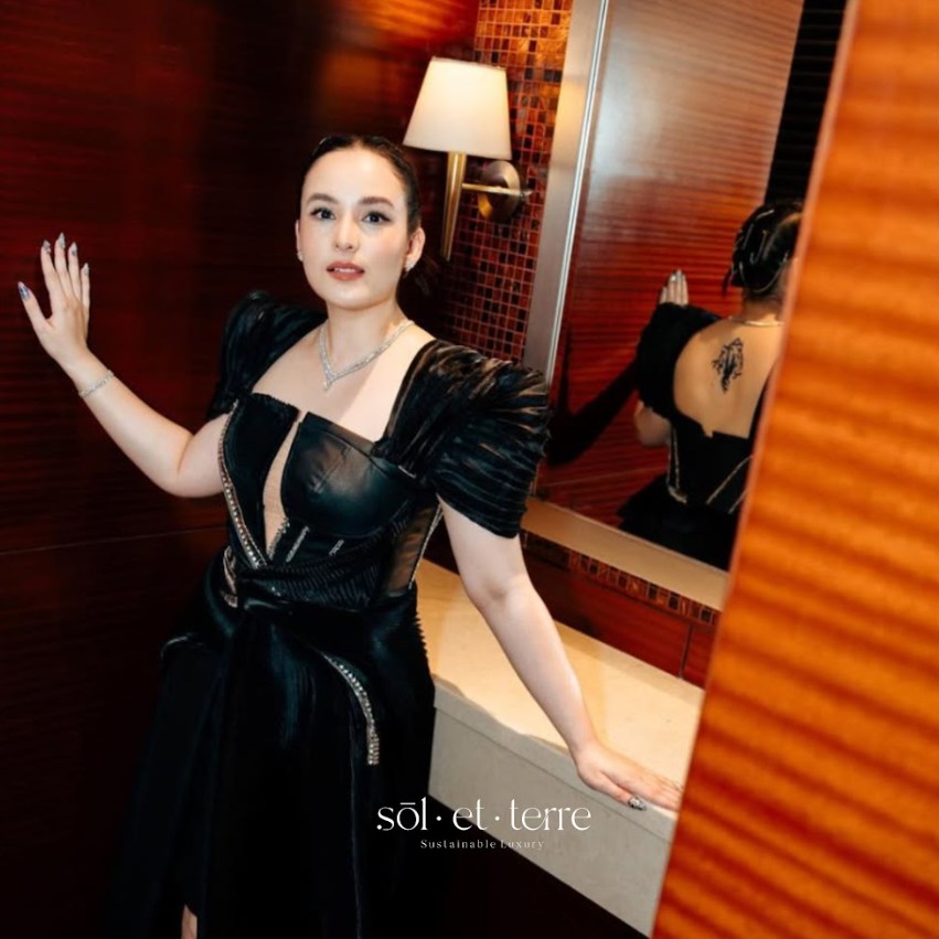 Layered with Meaning: 8 Cara Layering dan Styling Kalung Salib Berlian untuk Setiap Fase Kehidupan