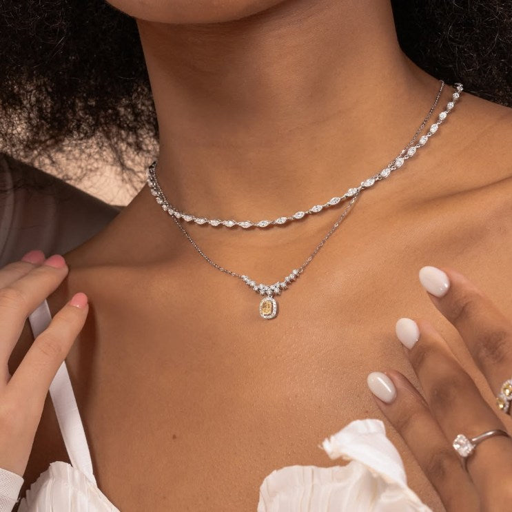 Stardust Fire Necklace: Kemewahan yang Memancar dari Keanggunan Emas dan Berlian Lab