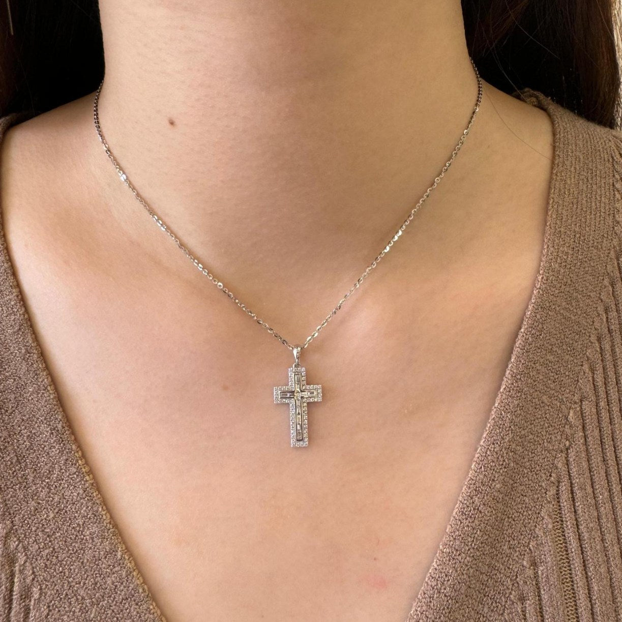 Lebih dari Sekadar Perhiasan: Mengapa Kalung Salib Berlian Menjadi Simbol Iman yang Paling Ikonik