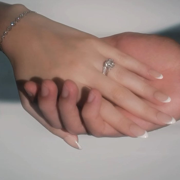 10 Inspirasi Cincin Tunangan untuk Momen 'I Do' yang Tak Terlupakan