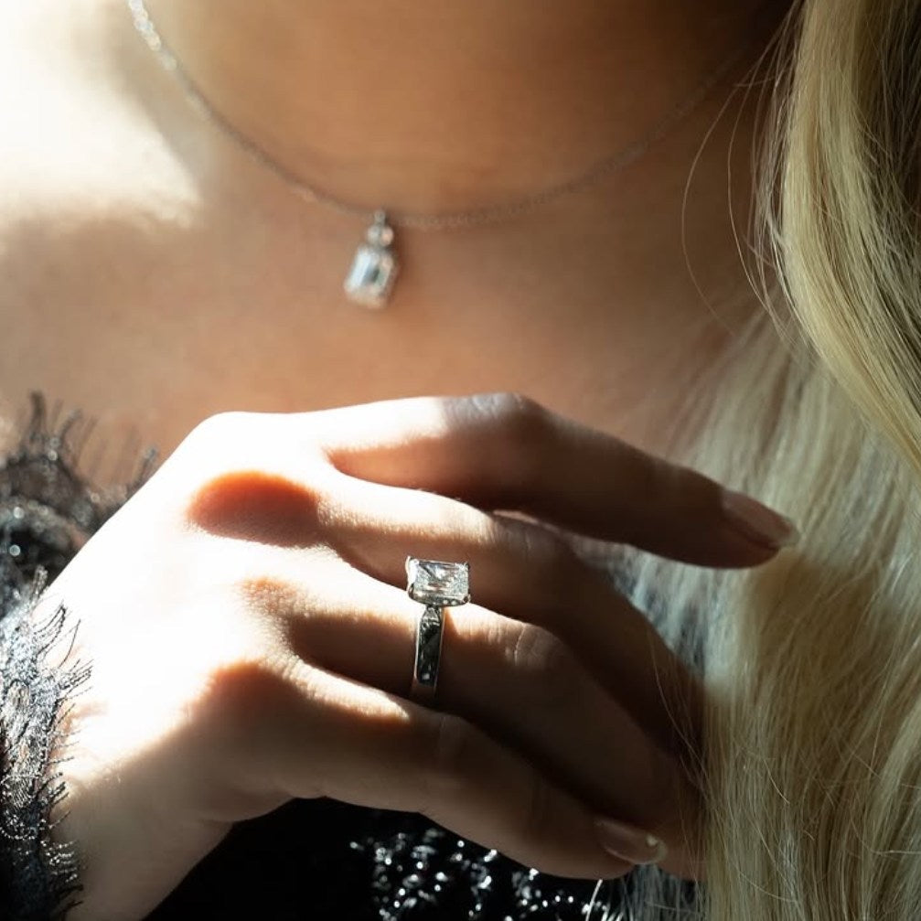 Cincin Tunangan Dipakai di Tangan Mana? Etiket, Tradisi, dan Aturan Modern yang Perlu Diketahui