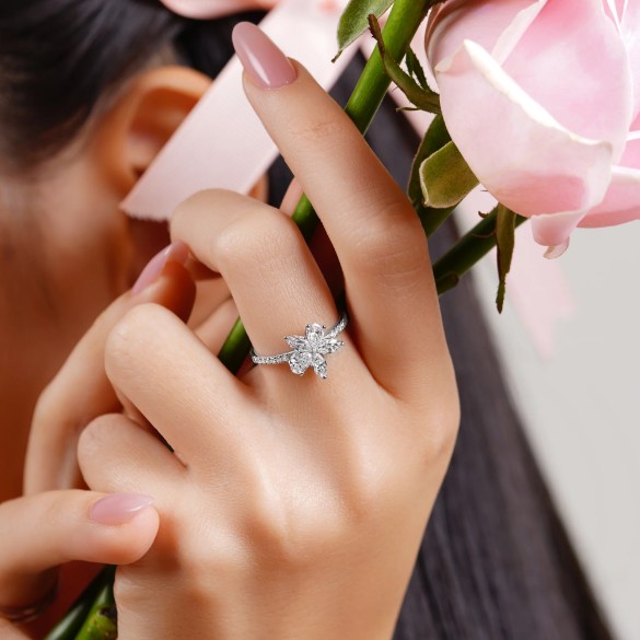 Fleur Diamond Collection: Elegansi Bunga Asimetris dalam Perhiasan Modern