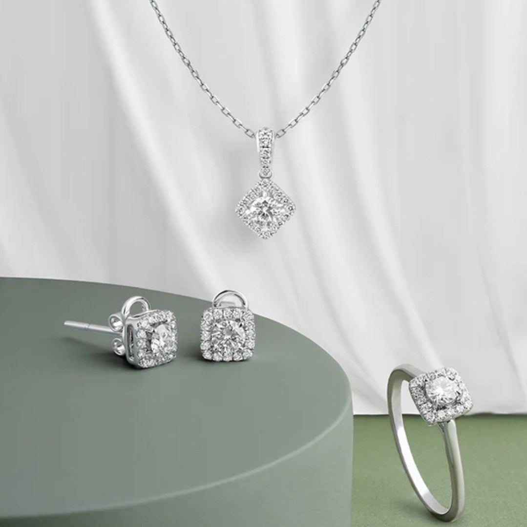 Detail Custom Necklace Bad Bunny di Super Bowl 2026: Statement Jewellery yang Ikonik