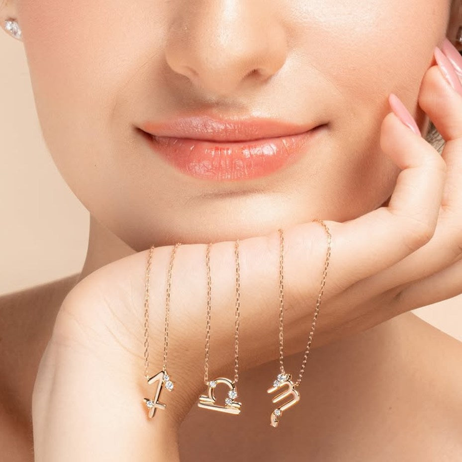Zodiac Pendant Necklace Berlian: Tren Perhiasan Personal dan Conscious Luxury 2025