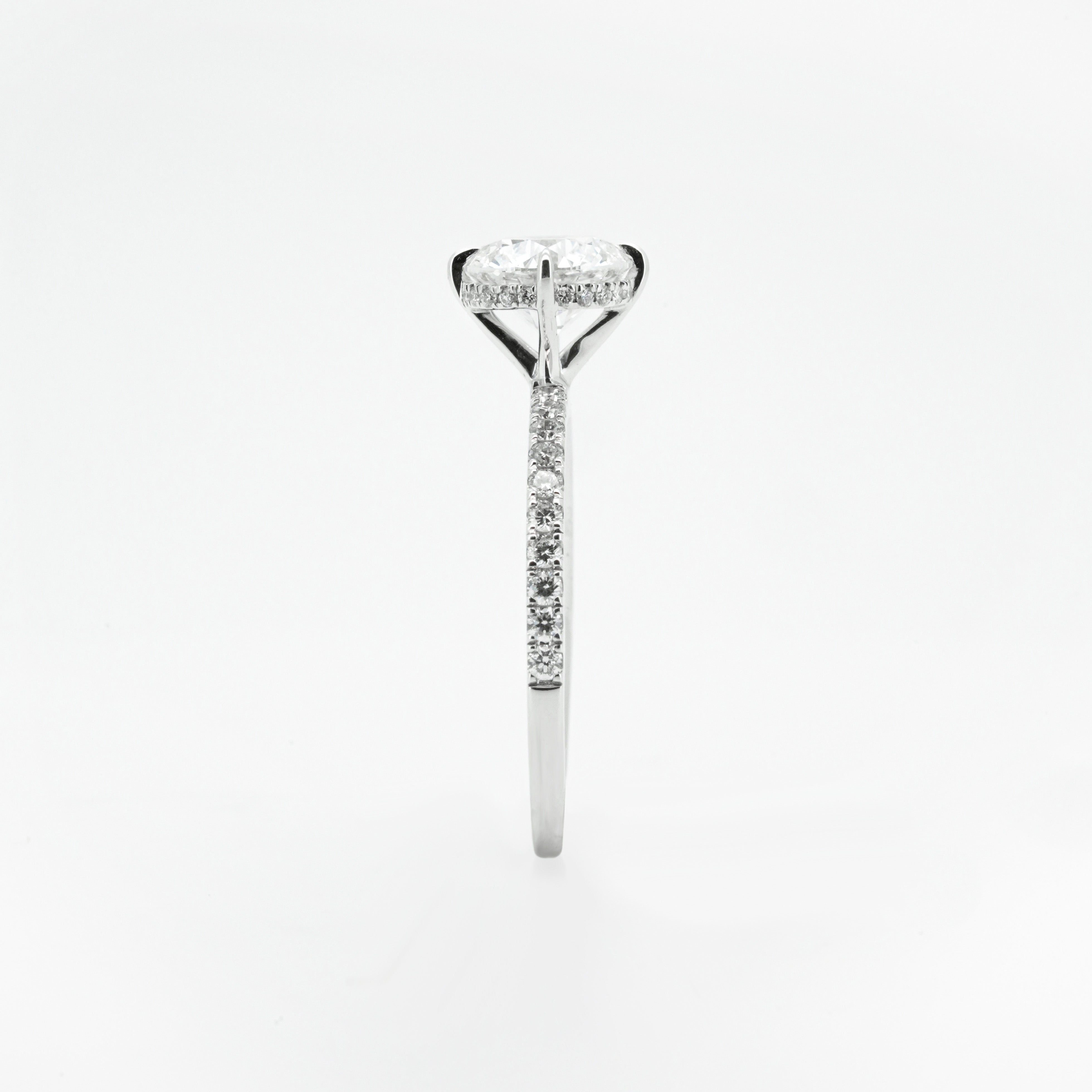 Round Diamond with 4 prong and Pave Diamond | Sol et Terre