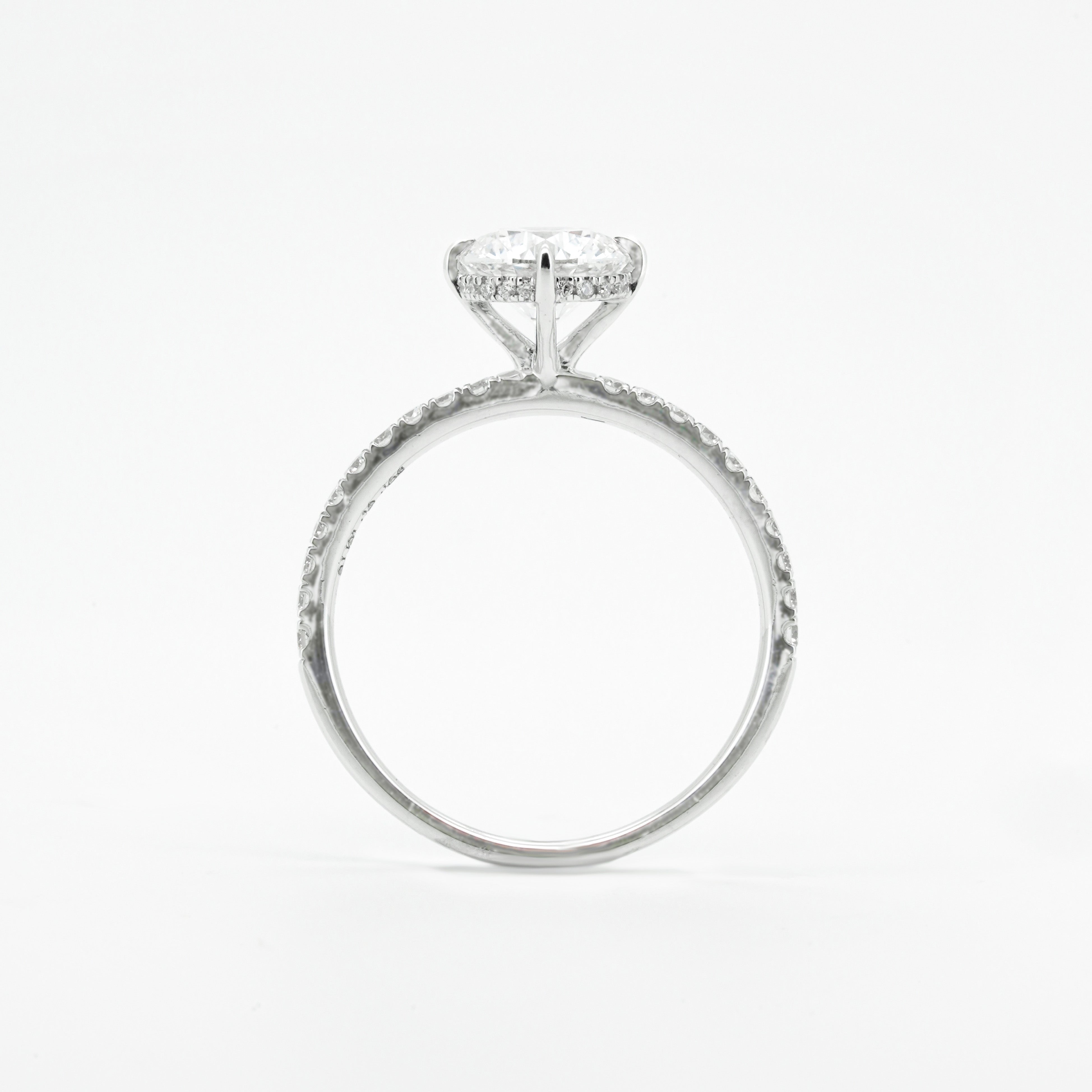 Round Diamond with 4 prong and Pave Diamond | Sol et Terre