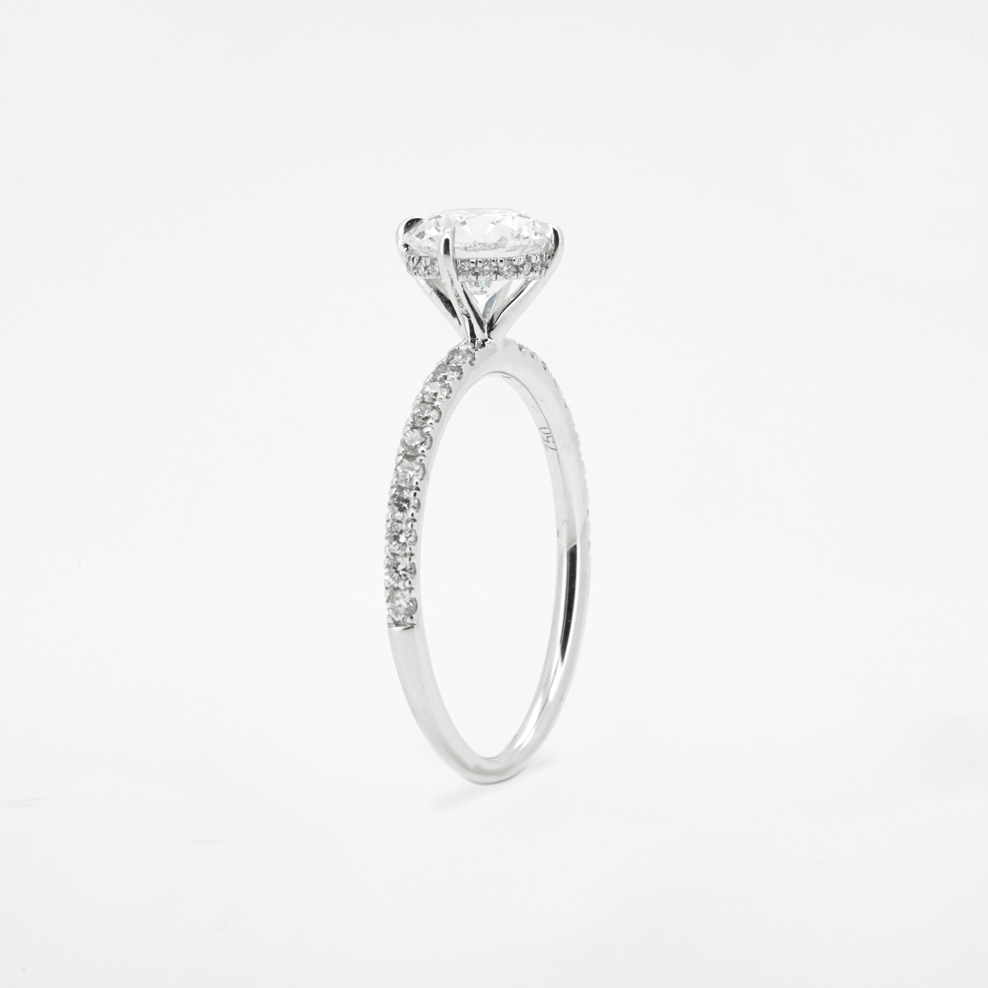 Round Diamond with 4 prong and Pave Diamond | Sol et Terre