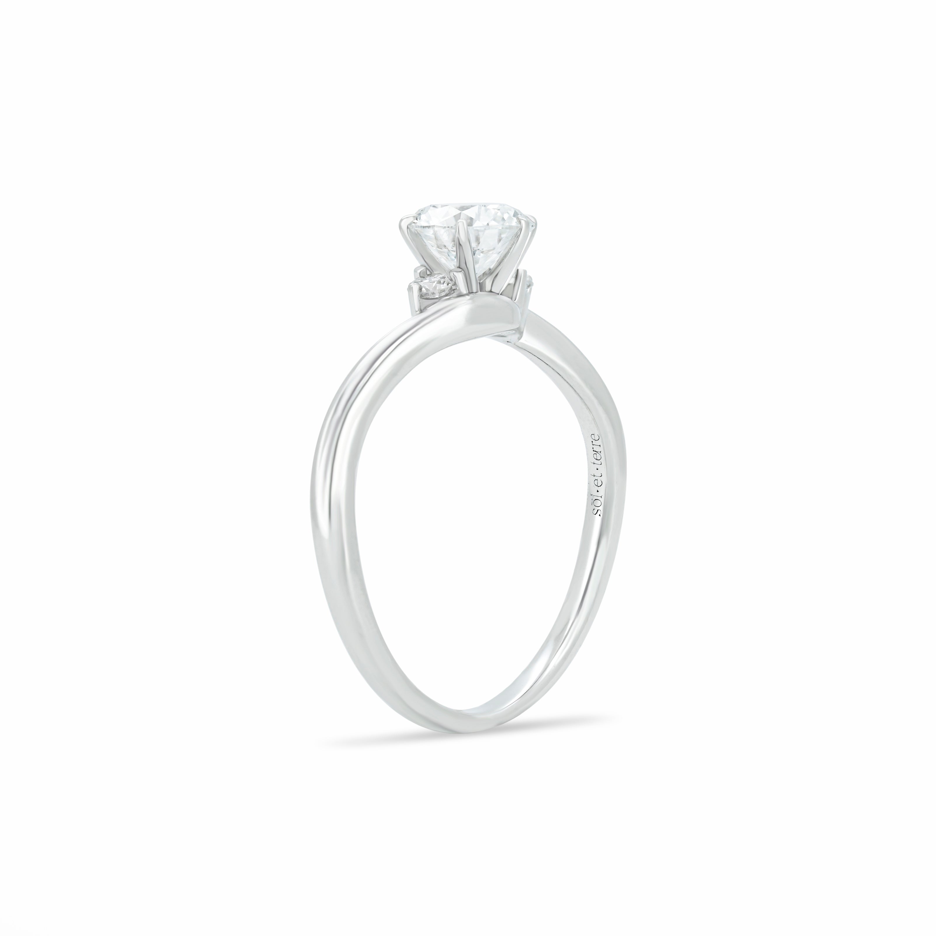 Diamond Ring with Twisted Band and Side Diamonds | Sol et Terre