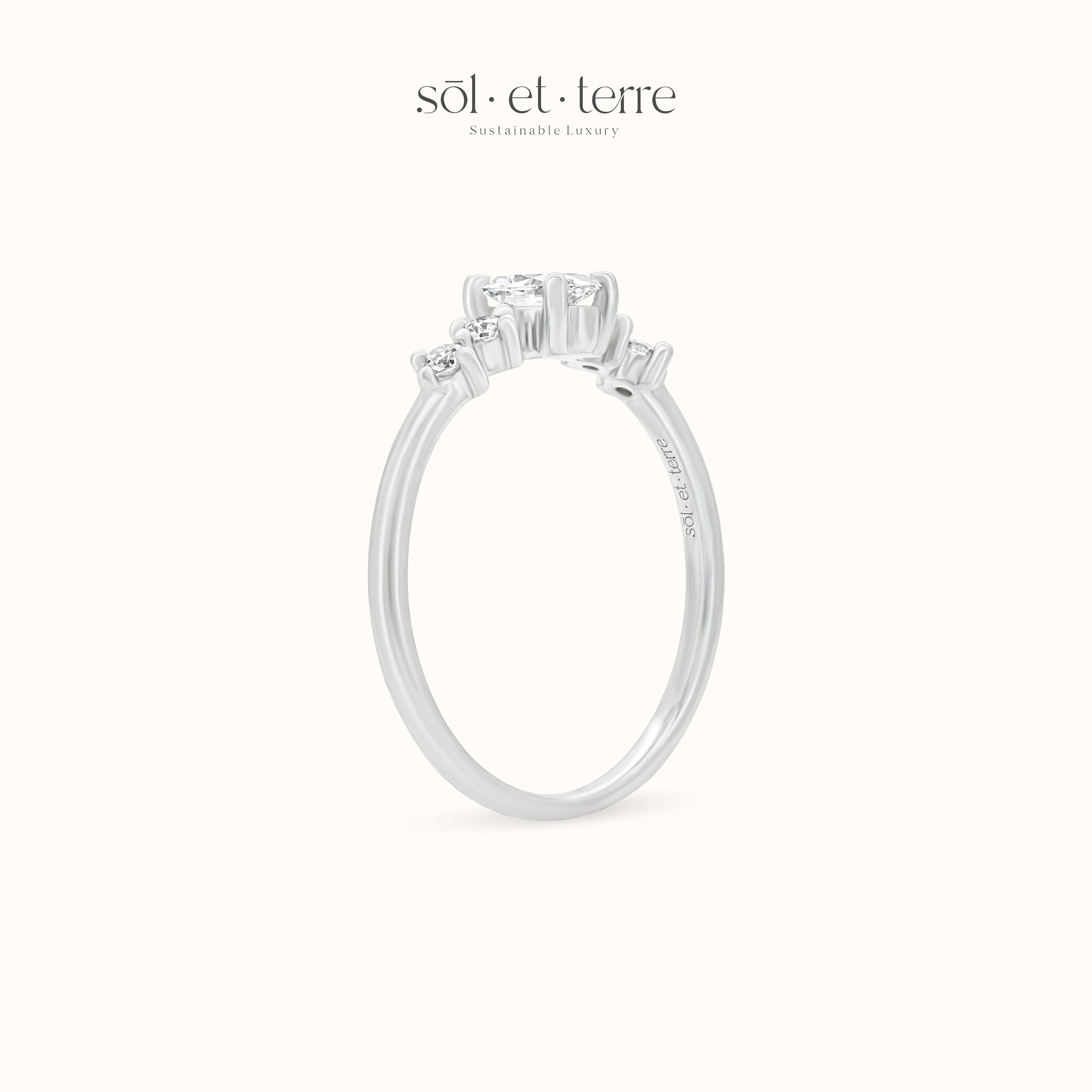 Petite Oval Dotted Band | Sol et Terre